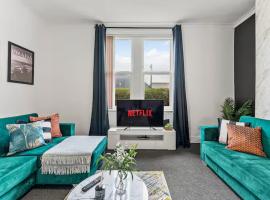 Perfect Booking 4 Bed Home in Sheffield, Hotel in Elland