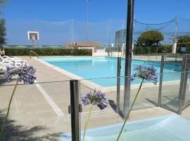 Apartament Mare e Sole z basenem i przy plaży, hotel en Marotta