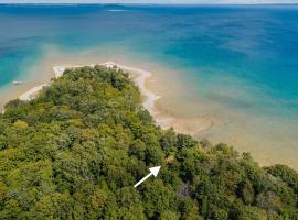 East Beach Cottage Sandy Secluded 3 King Beds, hotel em Omena