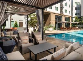 Anaheim 2BR Close to Disneyland & Convention Center, hotel em Orange