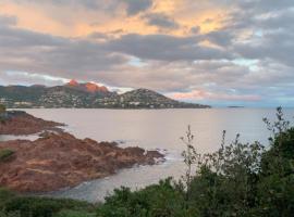 Studio bord de mer, готель у місті Сен-Рафаель