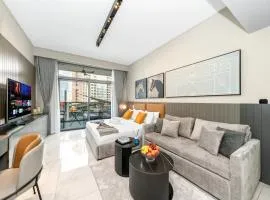 Spacious Studio with Balcony I Near Dubai Mall & Downtown