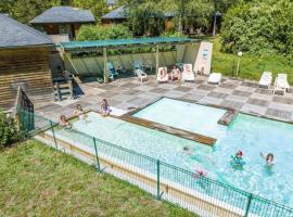 ZEcamping dog friendly piscine chauffée et restaurant bord de rivière, Hotel in Banassac