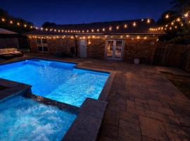 DFW Oasis with Pool and Hot Tub, hotell i North Richland Hills
