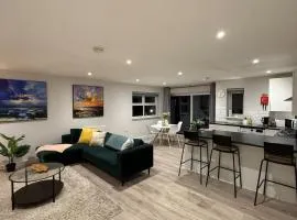 Stylish 2 bed Apartment, Rainham - Private Parking