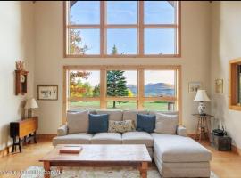 The Velvet Timber House, hotel di Windham