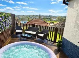 Relaxing Three Bedroom with Hot Tub and Parking - Close to Bournemouth Beach - Sleeps 6