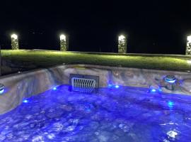 Zerko Holiday Home - Vineyard Chalet With Sauna and Jacuzzi FREE, kh&aacute;ch sạn c&oacute; bồn tắm n&oacute;ng ở Mirna