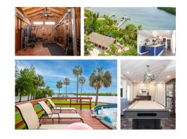 Huge Waterfront Mini-Resort w Gym, Dock & Pool, отель в городе Ривервью