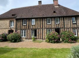 Manoir normand du 17e siècle avec piscine chauffée, Hotel in Chambord