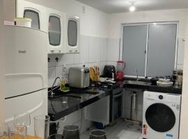 Ap com 2 quartos climatizados , com fechadura eletrônica, WI-FI ,condomínio Village do bosque 3, Hotel in Imperatriz