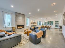 Waterfront Patio! Stylish Family Home in Everett, khách sạn ở Everett