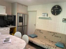 Gîte 4 à 6 pers avec parc aquatique PRL 4 étoiles, Hotel in Saint-Chamassy