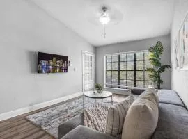 Bright 2 BR FLL Gem with Balcony and Free Parking