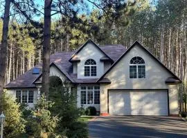 Pine Forest Villa w/hot tub 5 min from Lake