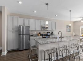 Modern 2BR & 2BA Condo with Garage & Patio, Hotel in Wyoming