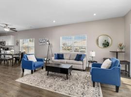 Modern 2BR & 2BA New Build Condo w Garage & Patio, Hotel in Wyoming