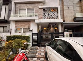 Modern 3 Bedroom Entire Home in DHA Phase 6 Near Raya, Hotel in Lahore