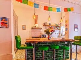 The Retreat Award-Winning Seaside Apartment, hotel sa Hastings