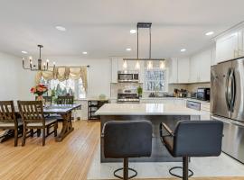 Easy Transit to NYC! Sleek North Shore Hideaway โรงแรมในHuntington Station