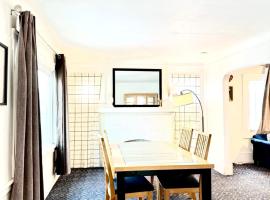 A cozy home with fire place, Hotel in Detroit