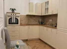 Crown Ultracentral - Stylish Central Apartment