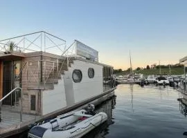 Apartment Hausboot mit Sauna by Interhome