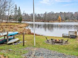 Chalet All Day AvantStay Lakeside Firepit Shared Pool, готель у місті Arrowhead Lake