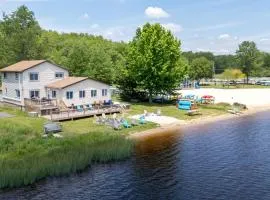 The Lake Life by AvantStay Lakefront View Hot Tub
