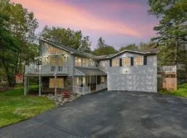 Huge house with Game Room, Hot Tub, 3 living rooms, 2 bonus rooms