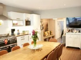 Holiday Home Gemütliches Haus für 10 Personen Stadt 15 Minuten zu Fuß Straßenbahn 5 Minuten by Interhome
