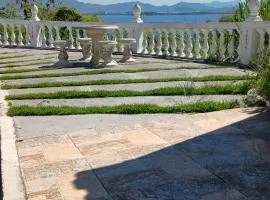 Casa pequena Rio de Janeiro - Aeroporto Galeão- Lugar Bonito e agradável - Local privado e independente - Ar condicionado - Vagas na rua para estacionar- Paz e tranquilidade- Ótimo para conhecer a cidade- Visitar familiares- Trabalhar fora ou home office