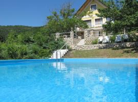 Holiday Home Traditionelle Villa mit Pool und Ausblick by Interhome, hotel di Sümeg