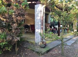 Holiday Home mit eingezäuntem Grundstück am Wasser by Interhome, hotell i Orle