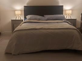 One bed mews, bath , kitchenette, parking beside Joyces tower Sandycove Dublin, Ireland โรงแรมในFeevaghmore