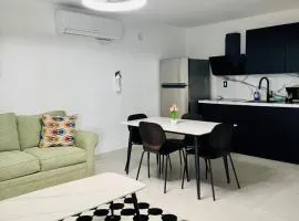 Sleeps 6 Luxe 2BR Apt Prime Location Free Parking
