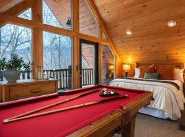Little Pine Lodge a Smokies Hideaway - 1 mi to GSMNP - King Suite & Loft, Fireplace, Hot Tub & BEARS!