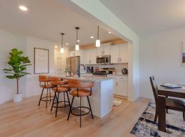 The Cobbin Luxe, Luxe Stay Minutes from Penn State, hotel di State College