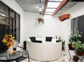 Sanctuary Apartment Jacuzzi 5 bedrooom 4 bath