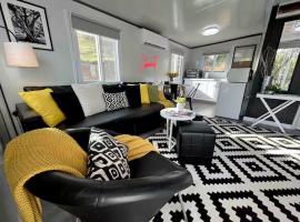 CABERNET, a 2-Bed cosy cabin, close to the centre of Heathcote, hotel di Heathcote