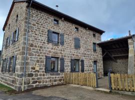Gîte confortable 10/14 pers avec animaux admis - FR-1-496-383、La Versanneのホテル