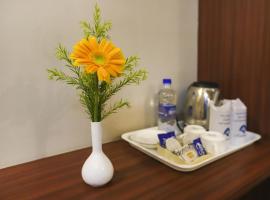 Super Hotel O S Grand Bolarum, хотел в Hakīmpet