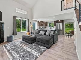 Rainier Cabin with Fireplace-WiFi-Yard-Meadow Views, chal&eacute; alpino em Ashford