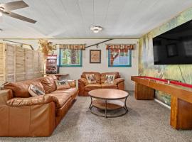 Ashford में, होटल Creekside Cabin with Hot Tub-Fireplace-Pool Table