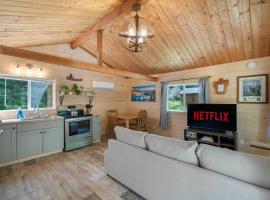 Cozy Cedar Cabin Steps Away From Mt. Rainier, hotel u gradu 'Ashford'