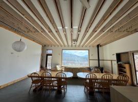 Cabin F Lake Saiko 1 min Mt Fuji Lakeview Villa Sleeps 10 BBQ Jacuzzi, khách sạn ở Fujikawaguchiko