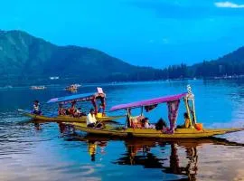 Group Of Houseboat Lauren, Dal lake