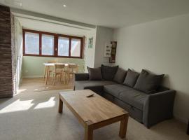 MAISON à ORCINES de 80m2 pour 6 personnes, 2 Chambres, Parking, Salon, Jardin, Véranda, proche VULCANIA, PUY DE DÔME, CENTRE VILLE, THERMES ROYAT, MUSEE MIICHELIN, Hotel in Orcines