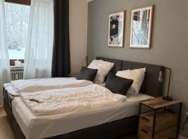Moderne Bahnhof-Suite I 3 Zimmer I Balkon und Aufzug I neu renoviert I Smart TV I Hotelbetten
