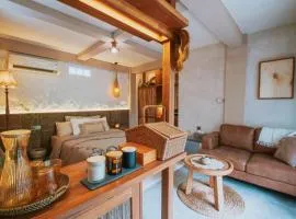 Earthy Cave Retreat at Bond Cave near Canggu